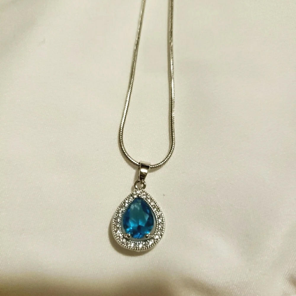 10k white gold Austrian blue necklace